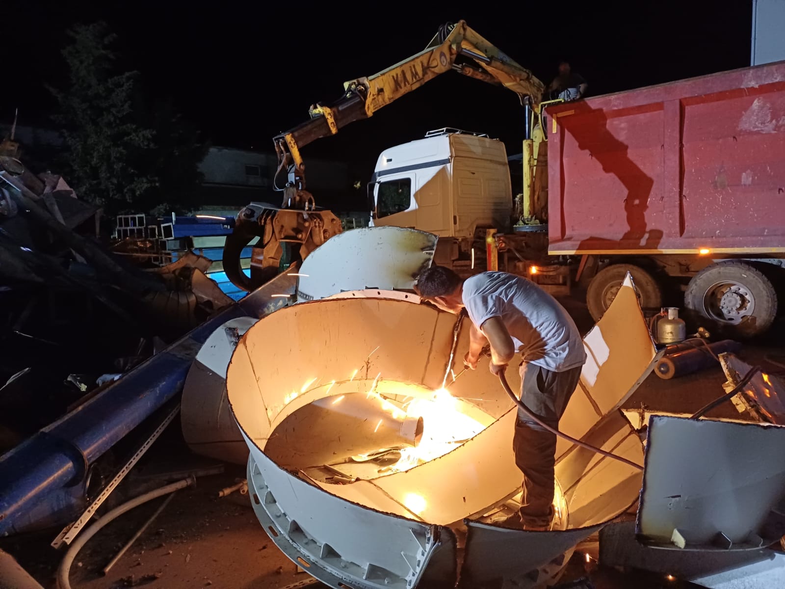 Gece Oksijenli Ağır Çelik Kesim & Hurda Alımı